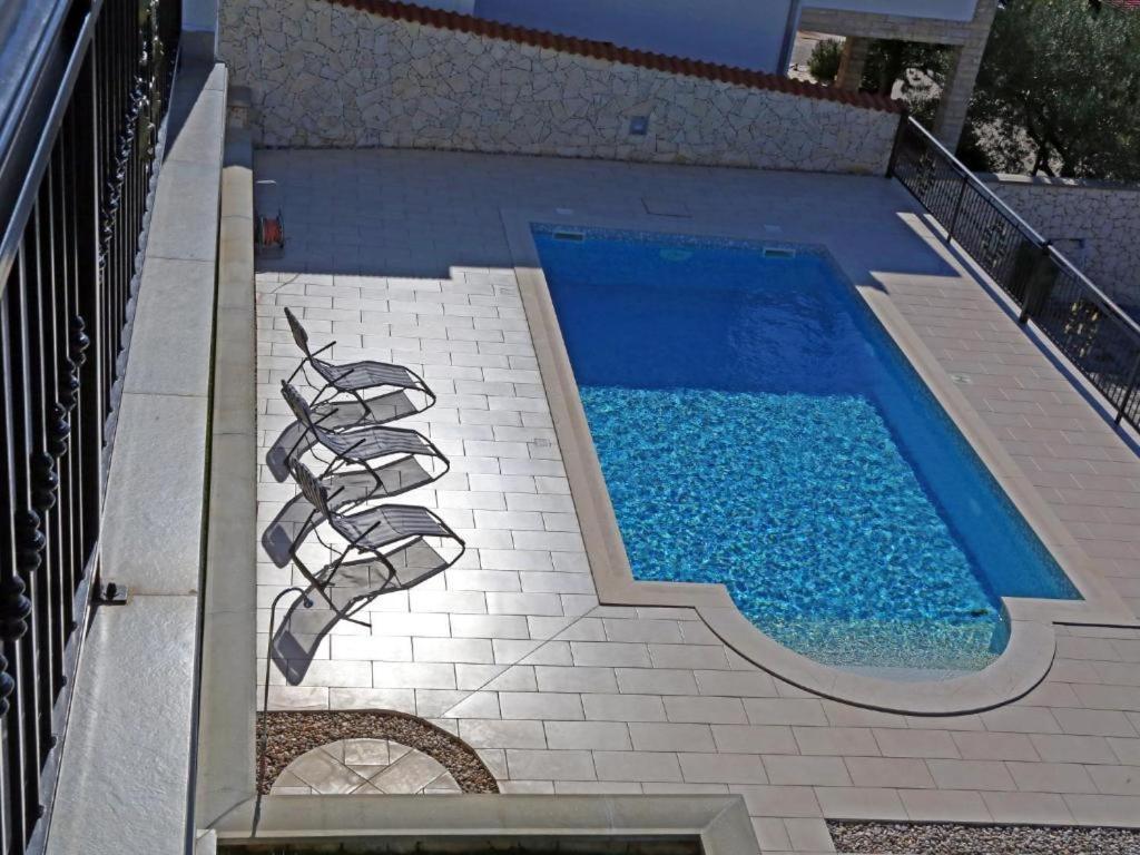 Lovely Apartment With Beautiful Pool Примоштен Екстер'єр фото