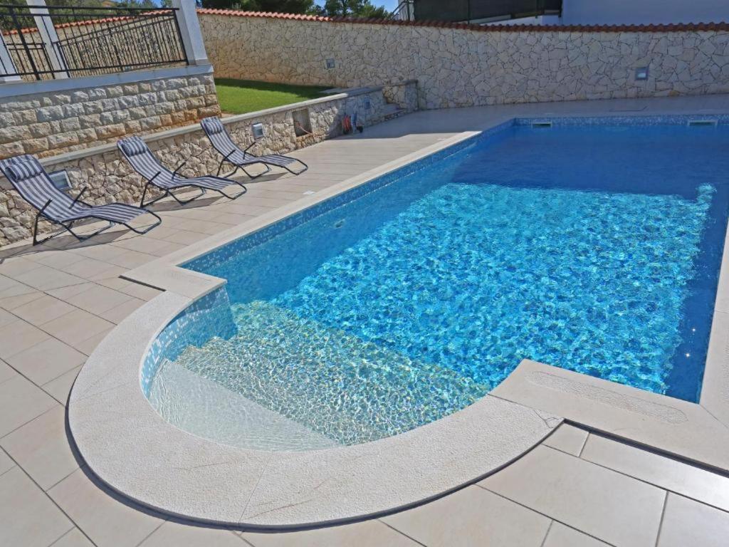 Lovely Apartment With Beautiful Pool Примоштен Екстер'єр фото