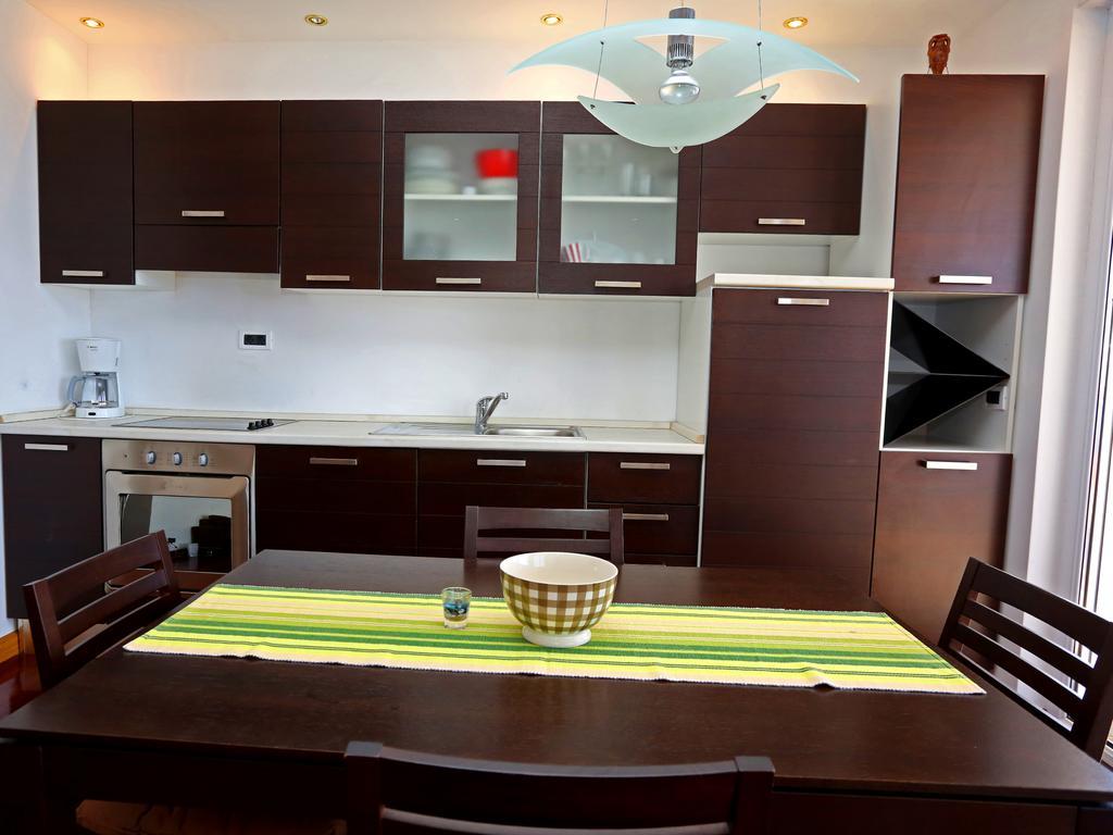 Lovely Apartment With Beautiful Pool Примоштен Екстер'єр фото