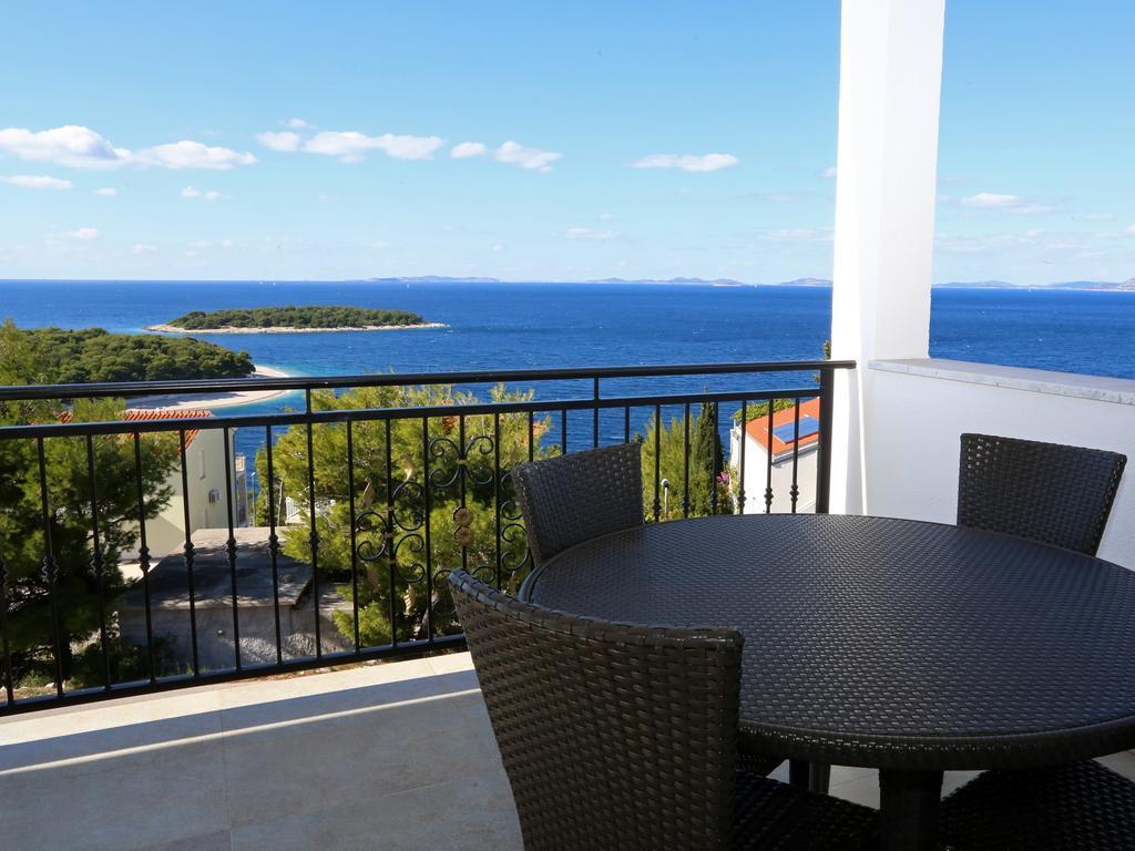 Lovely Apartment With Beautiful Pool Примоштен Екстер'єр фото